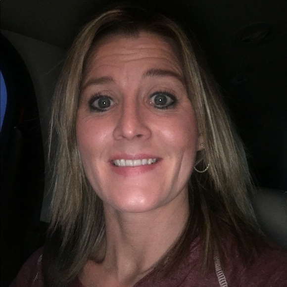 Profile Picture of Melissa Fronning (@melissamnorgren) on Poshmark