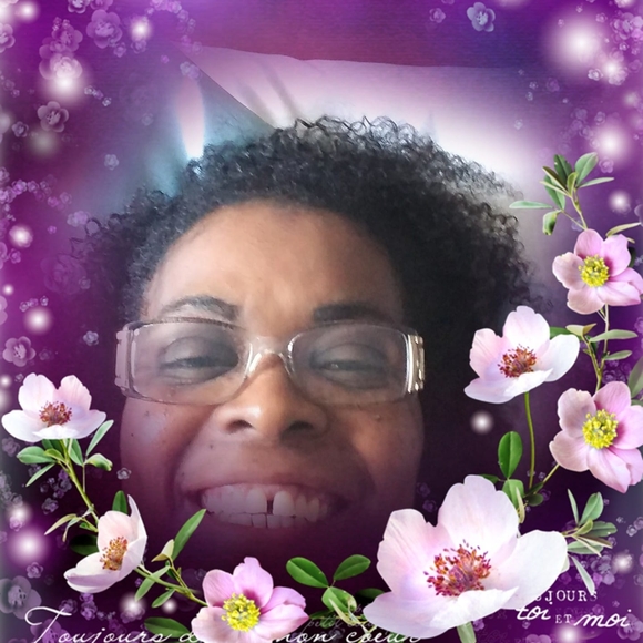 Profile Picture of Farah Thomas (@farah_saint) on Poshmark