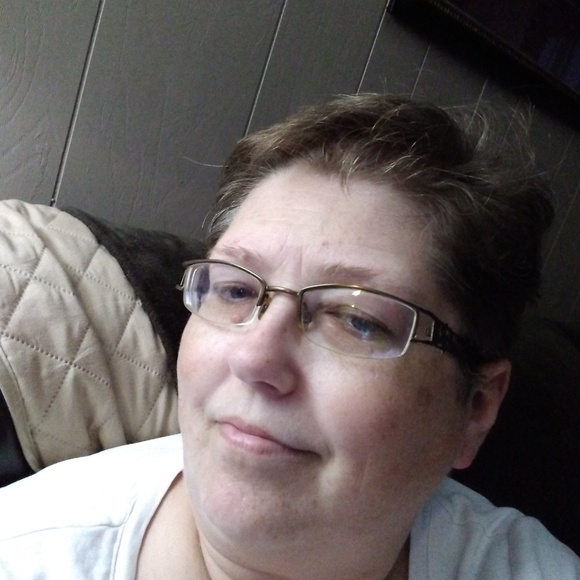 Profile Picture of Bonnie Vanevery (@bonnieve8) on Poshmark