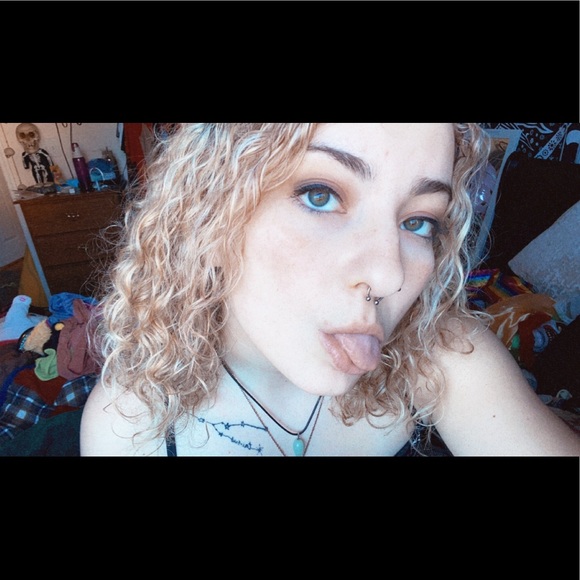 Profile Picture of Shelby Embree (@shelbyaembree) on Poshmark