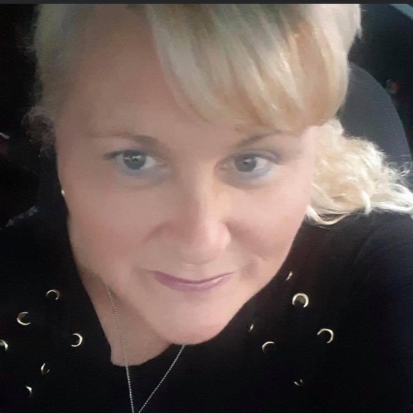 Katherine Durette - Poshmark Profile Picture of Katherine Durette (@thomas0903) on Poshmark