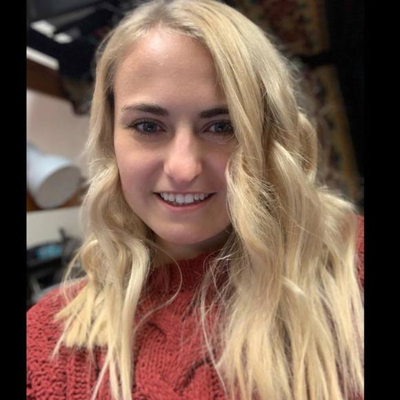 Profile Picture of Taylor Wolter (@taylor_wolter) on Poshmark