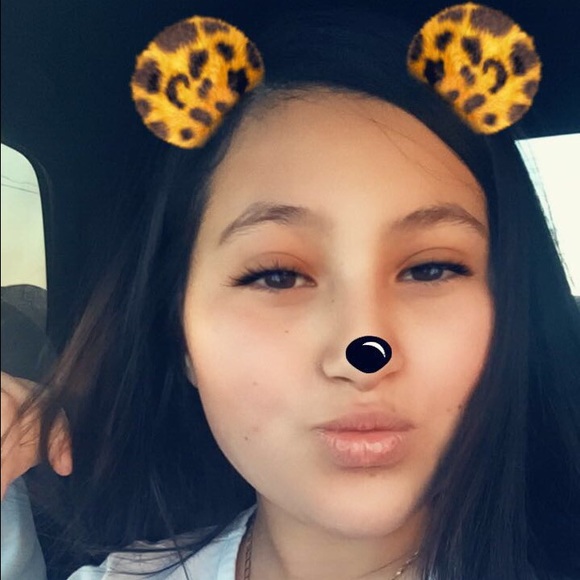 Profile Picture of Dinora Alvarez (@dinoraaa_) on Poshmark