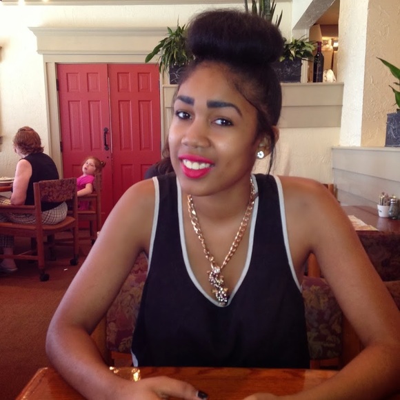 Profile Picture of Kristen Starks (@starkskristen) on Poshmark