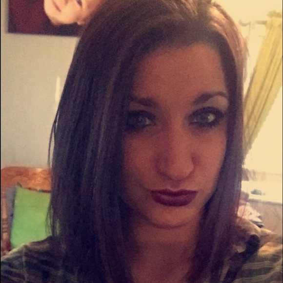 Profile Picture of Lanae Collaros (@lcollaros) on Poshmark