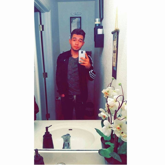 Profile Picture of Andrew Snider (@drewsnid) on Poshmark