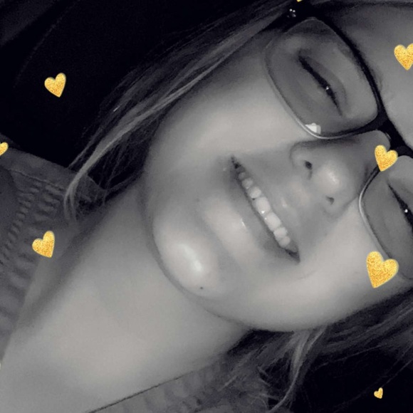 Profile Picture of Olivia Eichbauer (@oliviaeich6107) on Poshmark