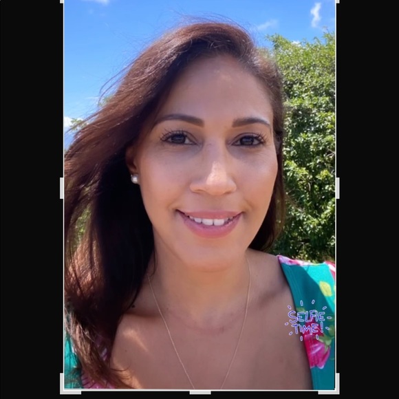 Profile Picture of Noelia Velez (@noli_love) on Poshmark