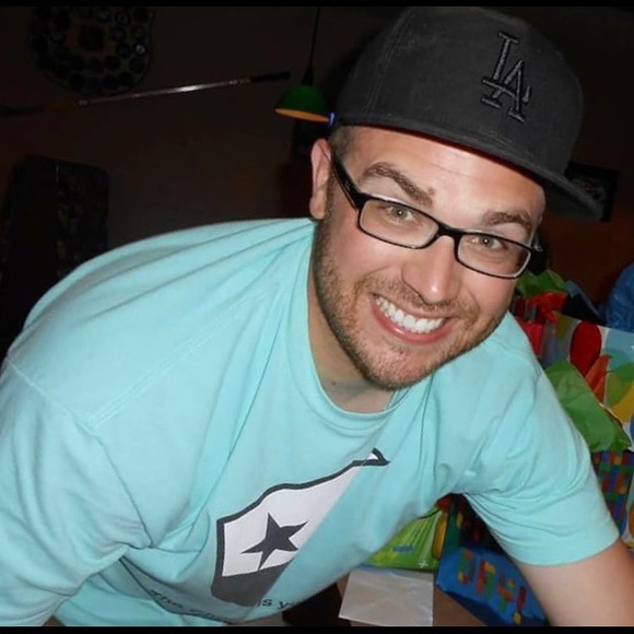 Profile Picture of Robert Breen (@robb2001991) on Poshmark