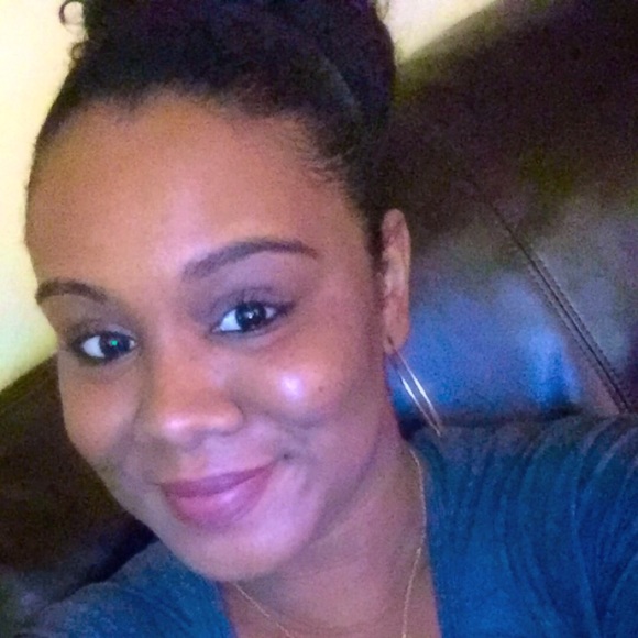 Profile Picture of Carla Alvarez (@beyondinfinite2) on Poshmark