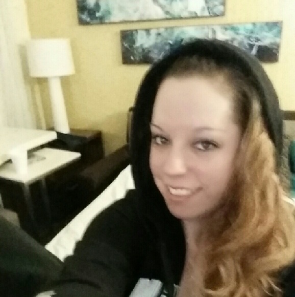 Profile Picture of Jessica Stinedurf (@jessi90stine) on Poshmark