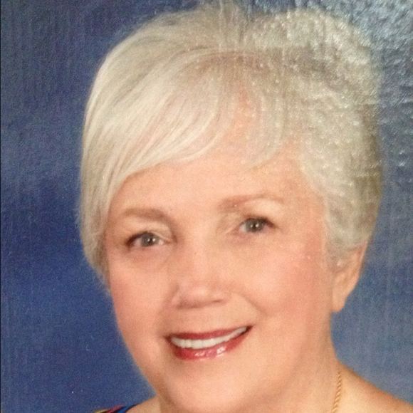 Profile Picture of Jackie Kurker (@designer21) on Poshmark