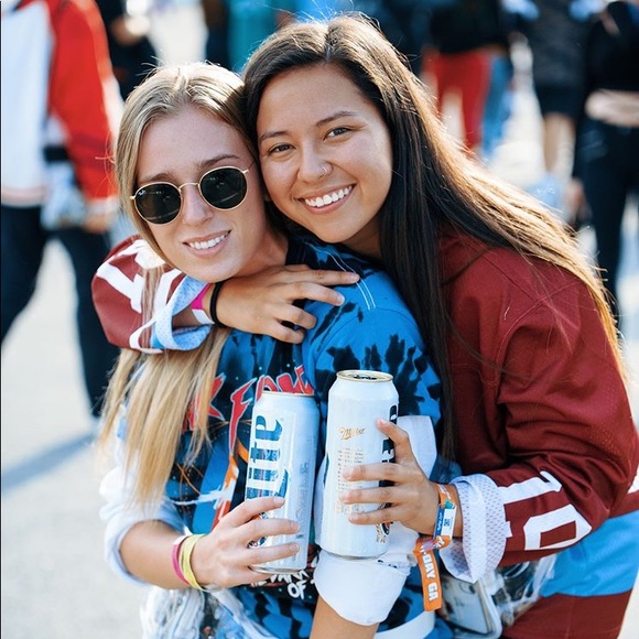 Profile Picture of Julie Steinhauer (@jsteins) on Poshmark