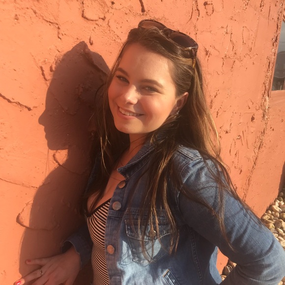 Profile Picture of Haley Dakis (@h_dakis) on Poshmark