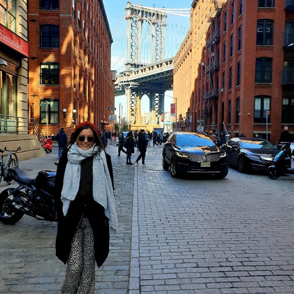 Profile Picture of Michelle Devries (@michelledvs) on Poshmark