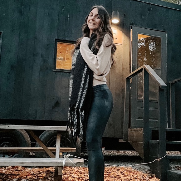 Profile Picture of Bianca Feola (@biancafeola1) on Poshmark