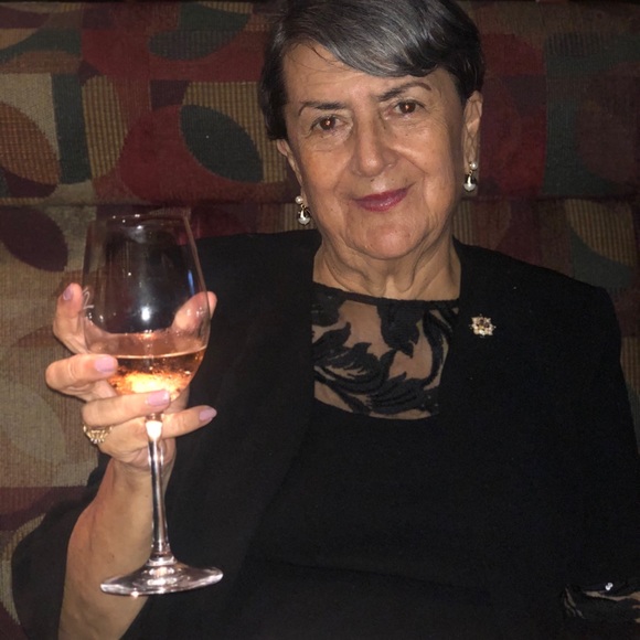 Profile Picture of Yolanda Woodbridge (@yoliwoodbridge) on Poshmark