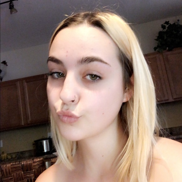 Profile Picture of Kylee Doetzer (@kylee_doetzer) on Poshmark
