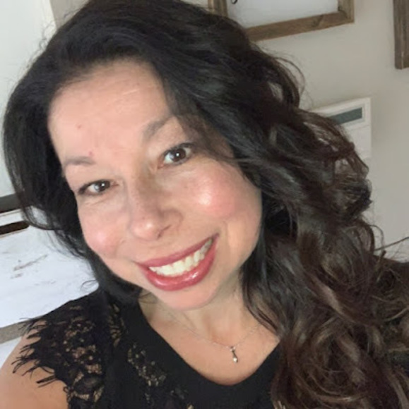 Profile Picture of Lisa Catlin (@lisacatlin4) on Poshmark