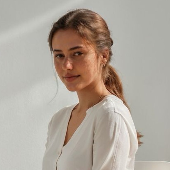 Profile Picture of Vivian Pallone (@17pallv) on Poshmark