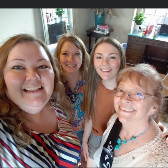 Profile Picture of Abigail Wingo (@abigailwingo786) on Poshmark