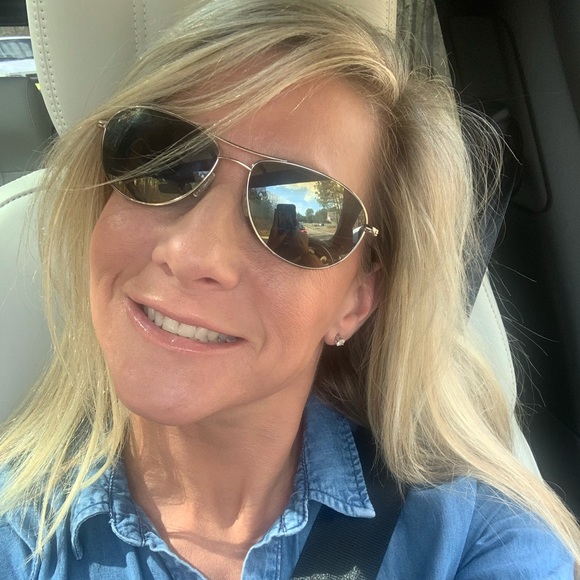 Profile Picture of Julie Behan (@julie_behan) on Poshmark