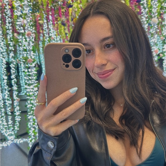 Profile Picture of Angie Esquivel (@aesquivel0610) on Poshmark