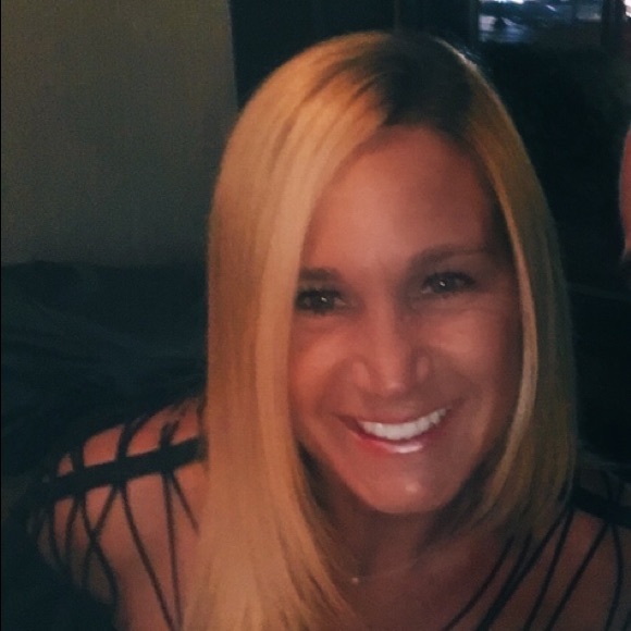 Profile Picture of Nicole Melfe (@nmelfe) on Poshmark