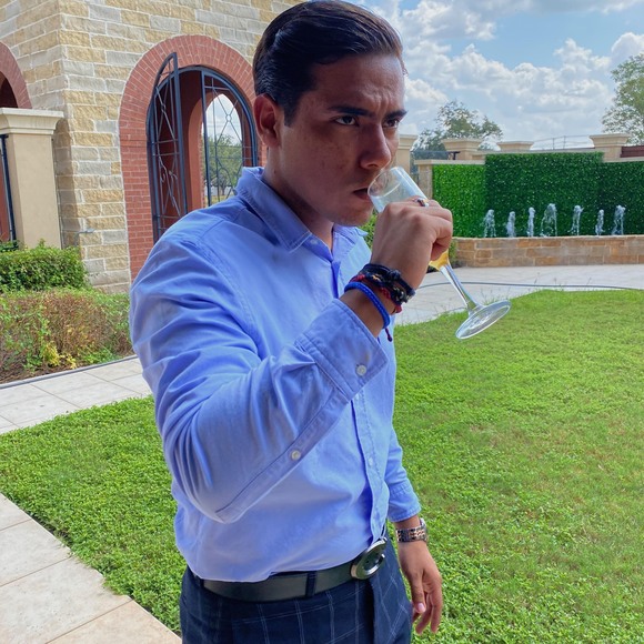 Profile Picture of Alejandro Rosales (@anros8) on Poshmark