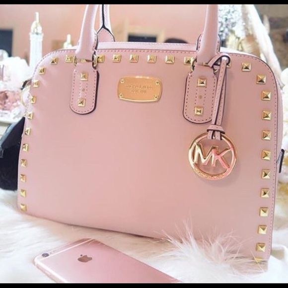 Profile Picture of Julia Finger (@juliasuzanne00) on Poshmark