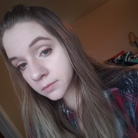 Profile Picture of Stefanie Pollock (@stefintheskyy) on Poshmark