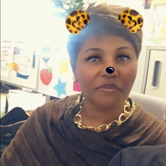 Profile Picture of Hellen Smith (@akahellen223) on Poshmark