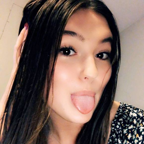 Profile Picture of Ashley Utter (@ashleyutter) on Poshmark