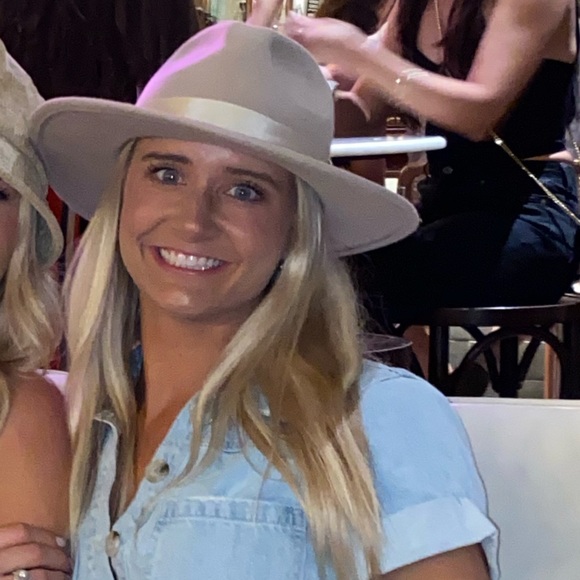 Kaleigh Moore - Poshmark Profile Picture of Kaleigh Moore (@moorerk123) on Poshmark