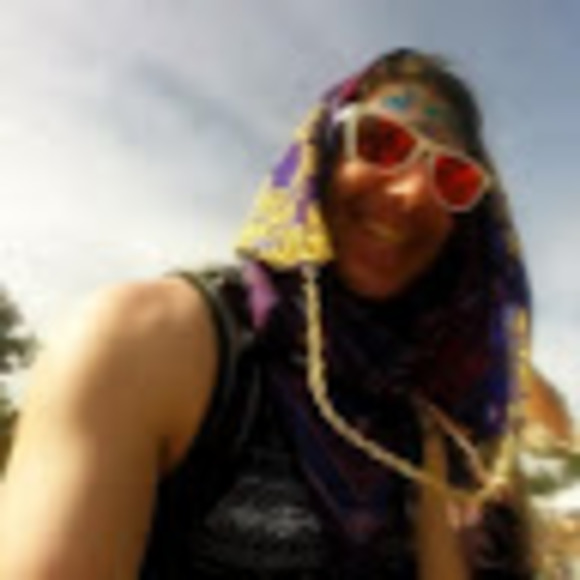 Profile Picture of Chris Gamage (@cdgamage) on Poshmark
