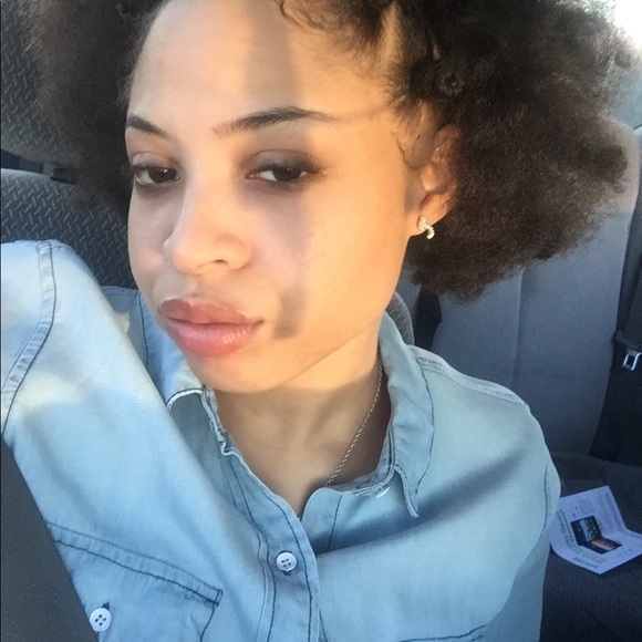 Profile Picture of Candace Boyd (@trendyscorpp) on Poshmark