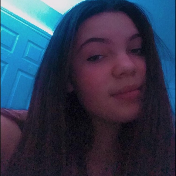 Profile Picture of Ella Hurson (@elhurclothes) on Poshmark