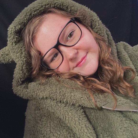 Profile Picture of Becca Mctygue (@beccamctygue) on Poshmark