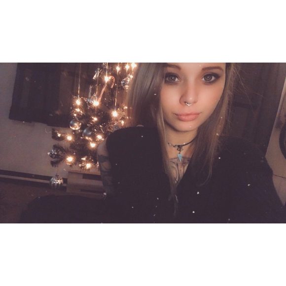 Profile Picture of Jazz Frontz (@jazz012916) on Poshmark