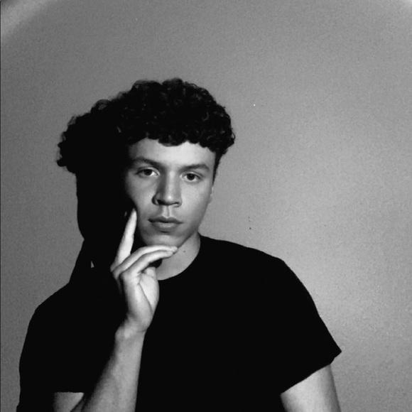 Profile Picture of Tyler Tomlin (@ttomlin_) on Poshmark