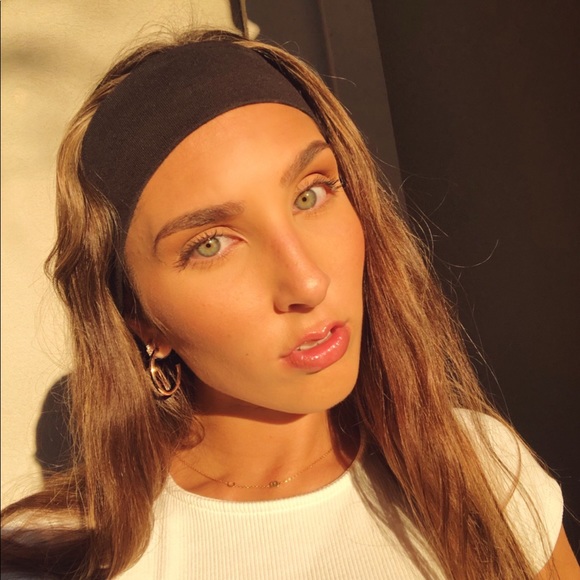 Profile Picture of Caitlyn Burdash (@caitlynburdash) on Poshmark