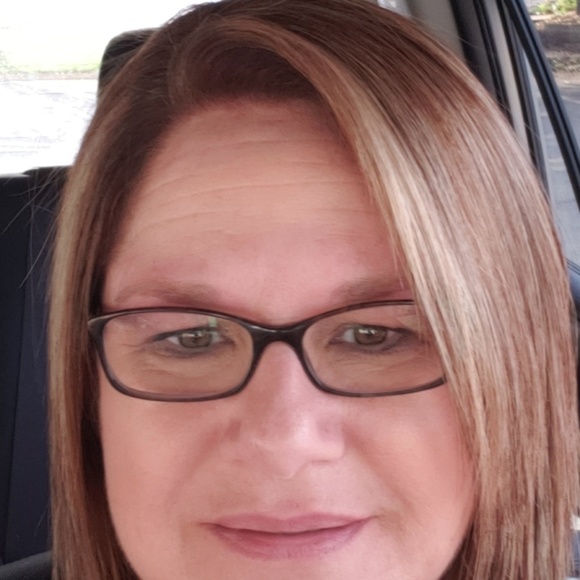 Profile Picture of Pamela Sampson (@psampson127) on Poshmark