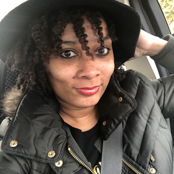 Profile Picture of Cherron Lampkins (@sellinginva) on Poshmark
