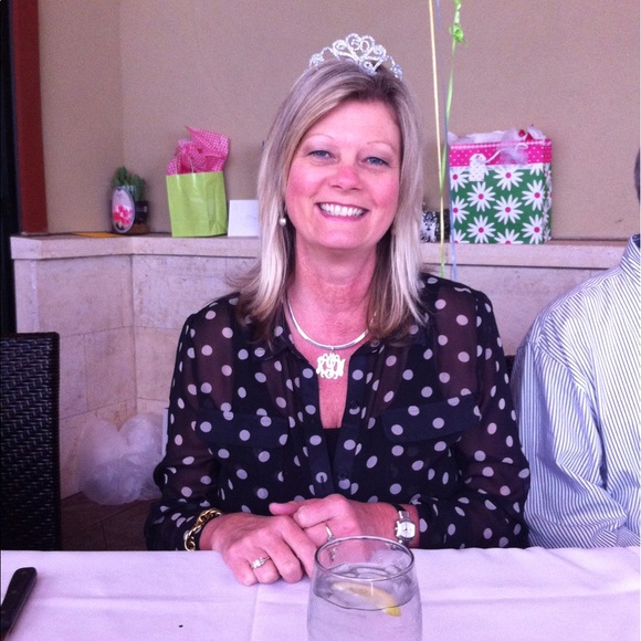 Profile Picture of Robin Ivey (@riveyrivey) on Poshmark