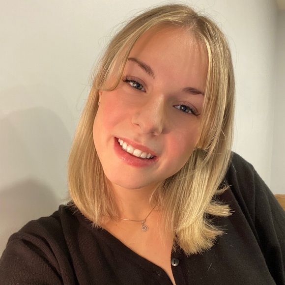 Profile Picture of Shanie Mignault (@shaniemignault) on Poshmark