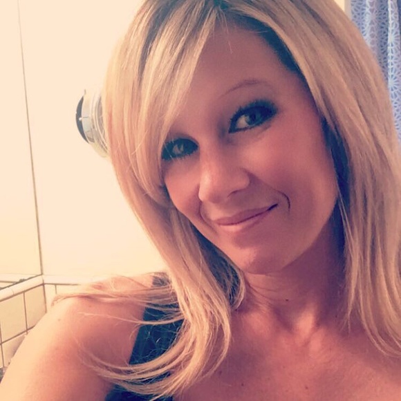 Profile Picture of Amy Holt (@amysfunshop) on Poshmark