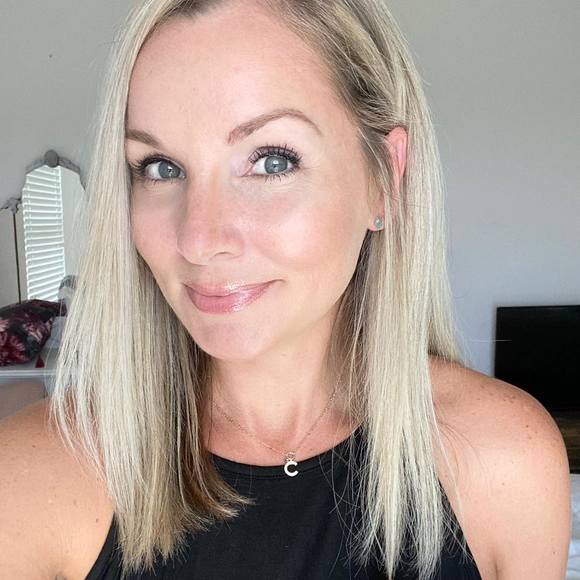 Profile Picture of Catherine Zornes (@catzornes) on Poshmark