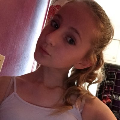 Profile Picture of Hollie Reid (@Holliereid18) on Twitter