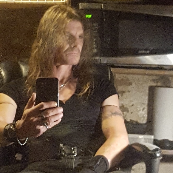 Profile Picture of Chris Leslie (@chris_leslie) on Poshmark