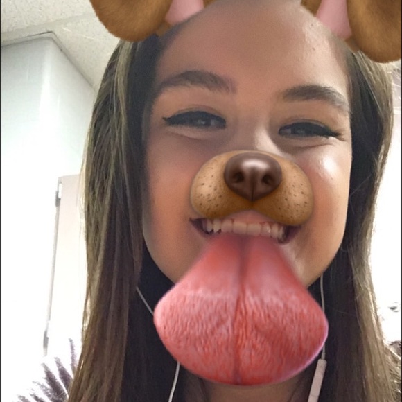Profile Picture of Cecelia Axon (@cece_axon) on Poshmark
